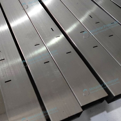 Fabrication sur mesure de tubes métalliques carrés utilisés pour les étagères d'affichage