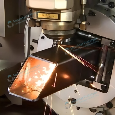 Fabrication sur mesure de tubes métalliques carrés utilisés pour les étagères d'affichage