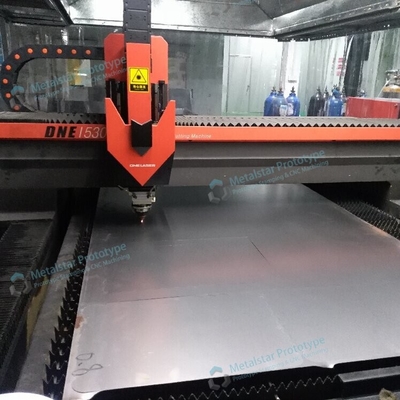Fabrication sur mesure de tôles d'acier doux utilisées pour l'architecture
